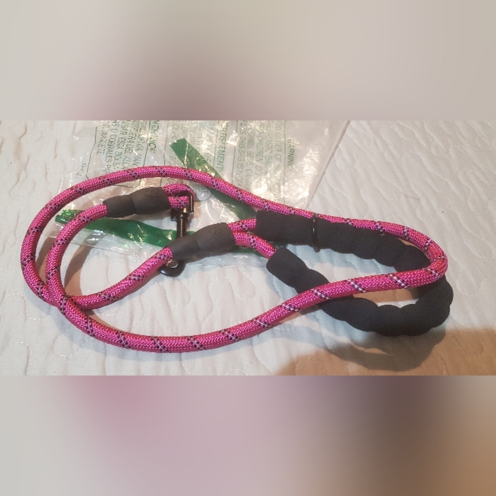 NWOT 4 FT Dog Blue Leash with Comfortable Padded Handle, Highly Reflective NEW